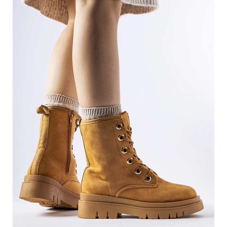 Travailleurs de Montella isolés au caramel brun 1