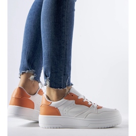 Chaussures Fournie blanches avec accents orange 1