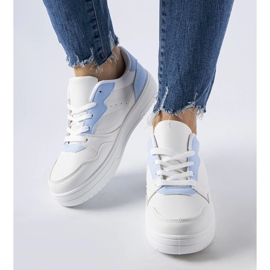 Baskets blanches aux accents bleus de Fournie 1 Baskets blanches aux accents bleus de Fournie 1