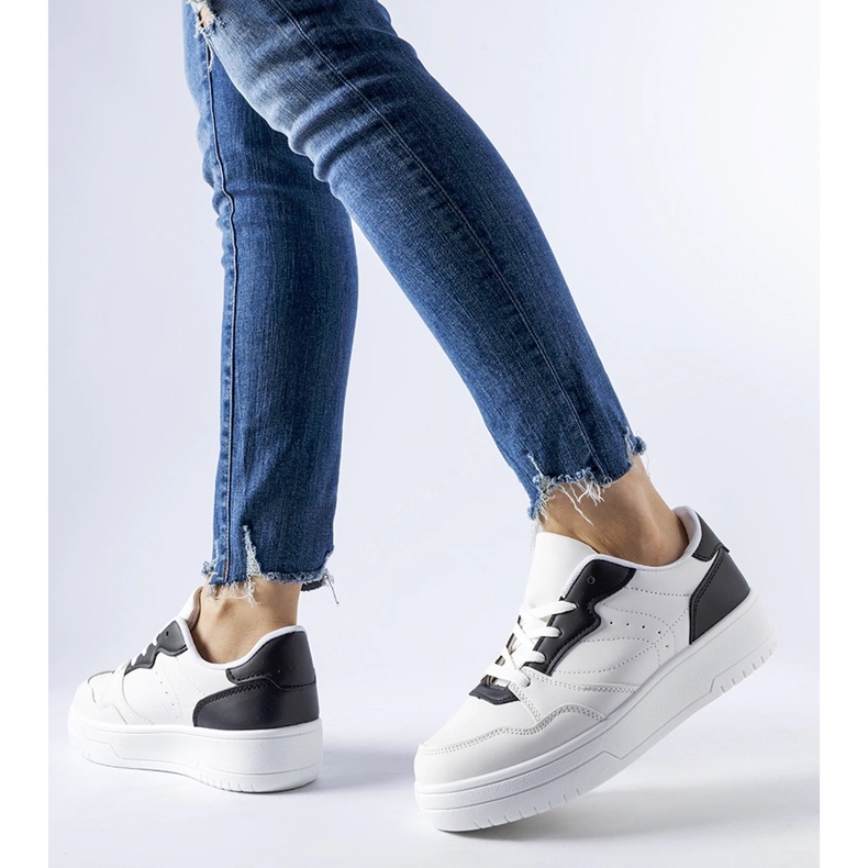 Baskets blanches avec détails Fournie noirs 1