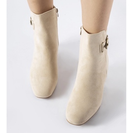 Bottines beiges à talons bas en éco-daim par Nemaha 2