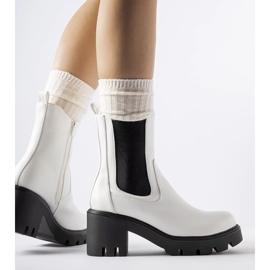 Bottes isolées blanches avec un bloc Hattiesburg 1