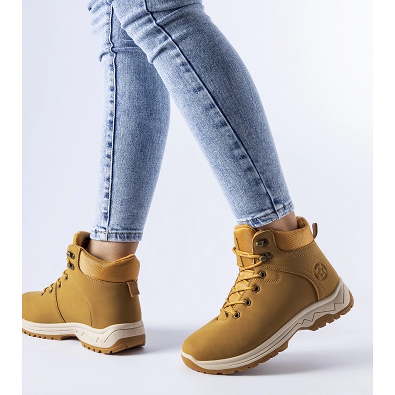 Bottes Guarcino isolées caramel brun 1