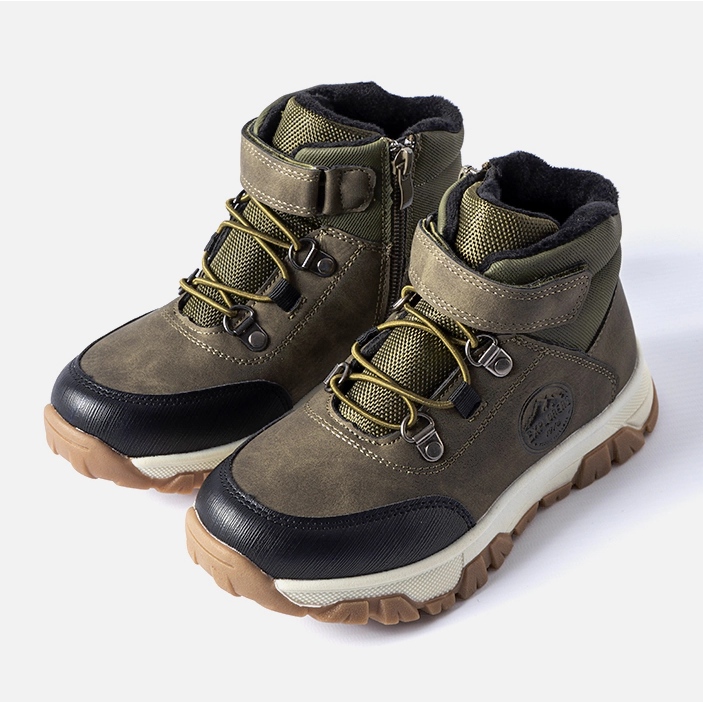 Bottes enfants isolées vertes par Tolomeo 1