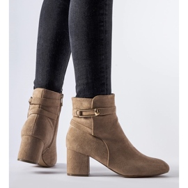 Bottines beiges à petit talon avec boucle Sesto 1