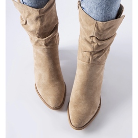 Bottes de cowboy isolées beiges de Filomena 1