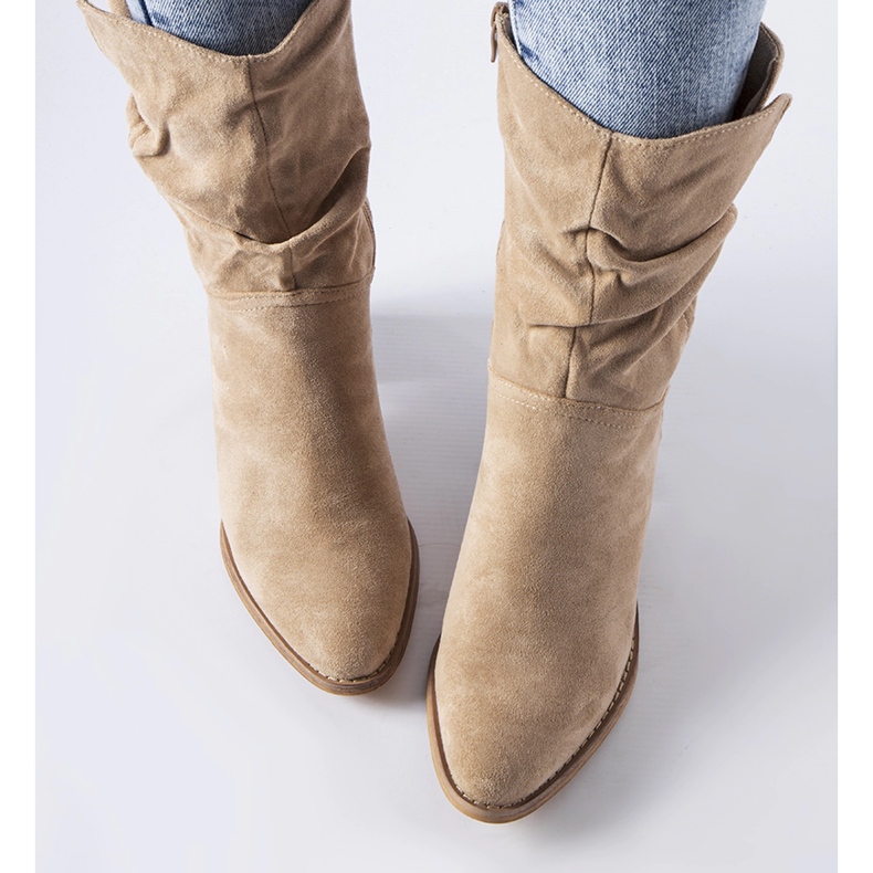 Bottes de cowboy isolées beiges de Filomena 1