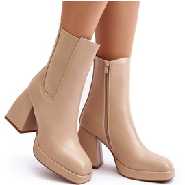 Bottes pour femmes sur la plate-forme et talons beige 4