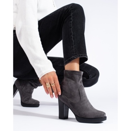 Bottines grises en daim à talon haut par Daszyński 2