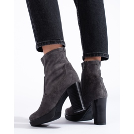 Bottines grises en daim à talon haut par Daszyński 5