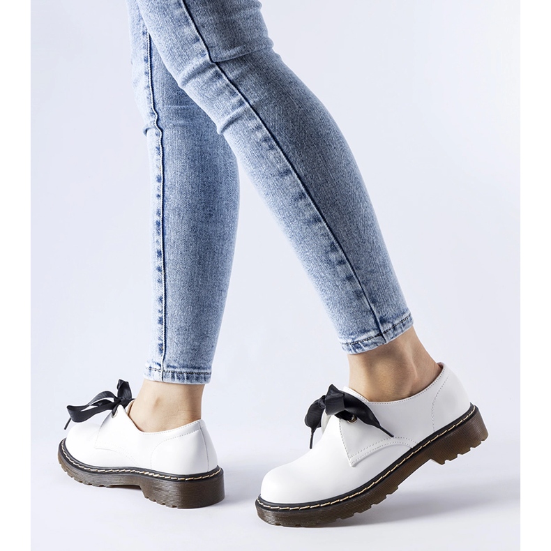 Chaussures blanches avec un nœud décoratif de Rodriguez 1