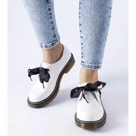 Chaussures blanches avec un nœud décoratif de Rodriguez 2