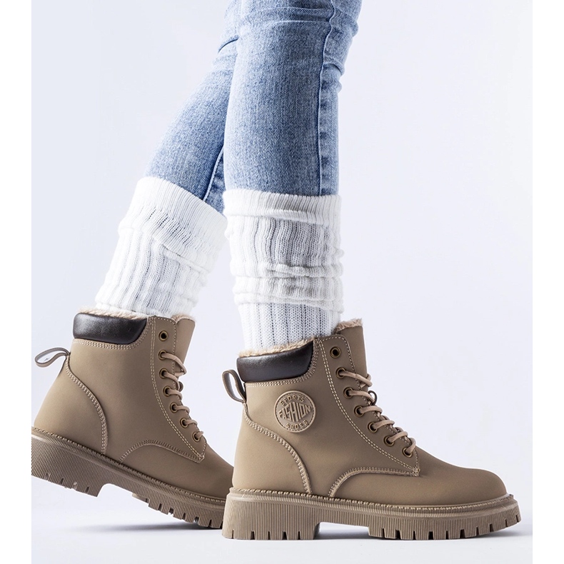 Bottes Medole isolées marron brun 1