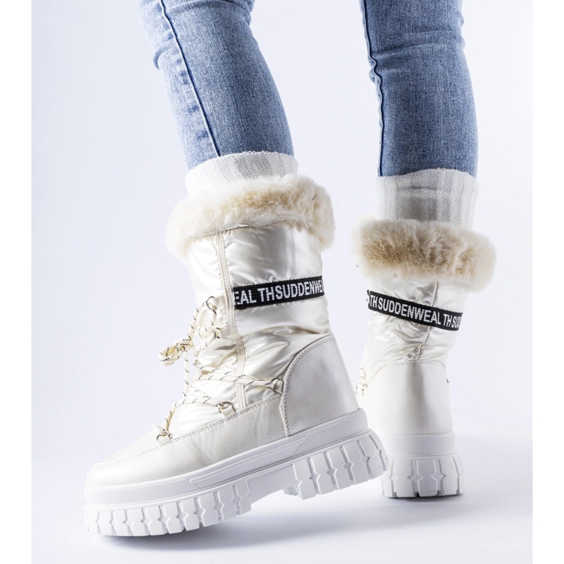 Bottes de neige isolées beiges avec inscription Giorgio 1