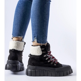 Baskets isolées noires sur la plateforme Ottiol le noir 1