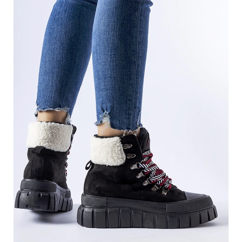 Baskets isolées noires sur la plateforme Ottiol le noir 1