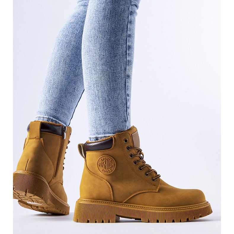 Travailleurs Tricase isolés marron classiques brun 1