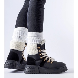 Des travailleurs noirs sur une immense plateforme Rodrigo 1