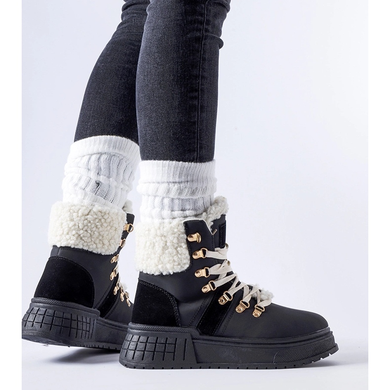 Des travailleurs noirs sur une immense plateforme Rodrigo 1