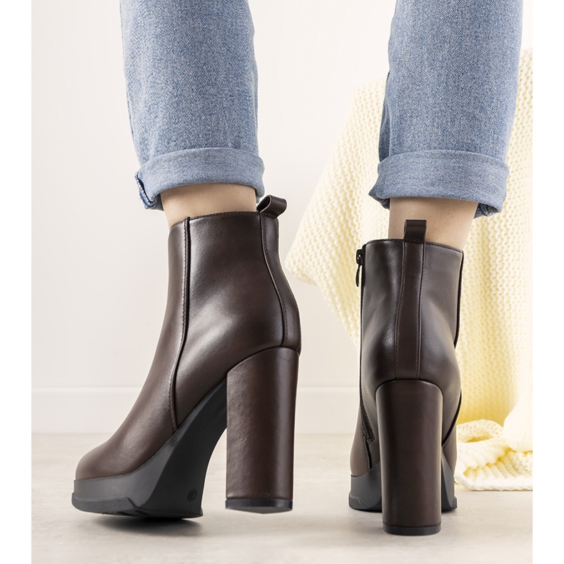 Bottines marron classiques pour femmes sur le poteau de la Feria brun 1 Bottines marron classiques pour femmes sur le poteau de la Feria brun 1