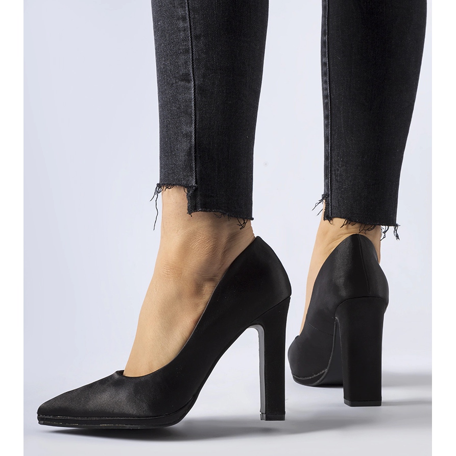 Escarpins noirs talons sales aiguilles