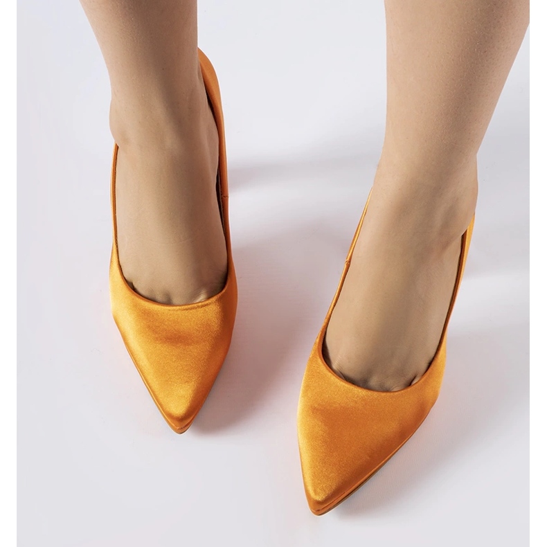 Escarpins à talons aiguilles en satin orange de Rivers 1