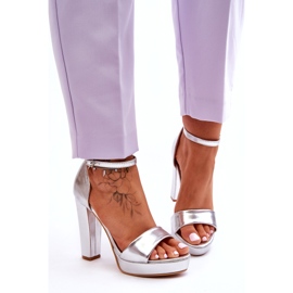 Sandales à talons hauts métallisées argentées 2