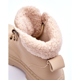 Bottes de femmes avec une peau de mouton beige brillante 2