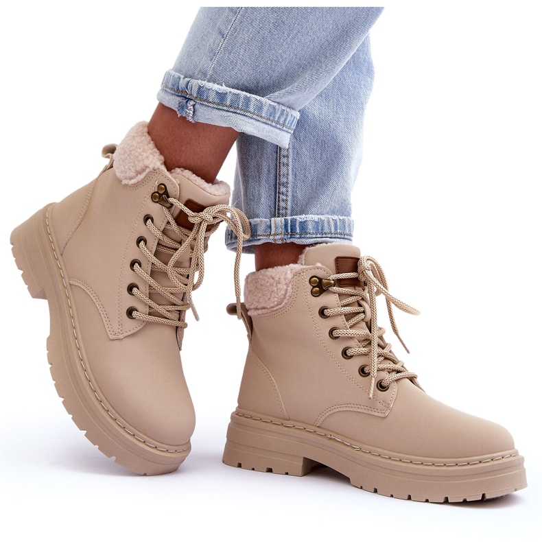 Bottes de femmes avec une peau de mouton beige brillante 4