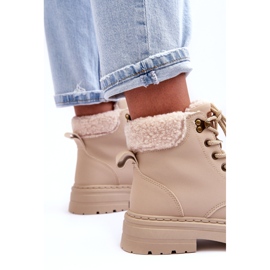 Bottes de femmes avec une peau de mouton beige brillante 3
