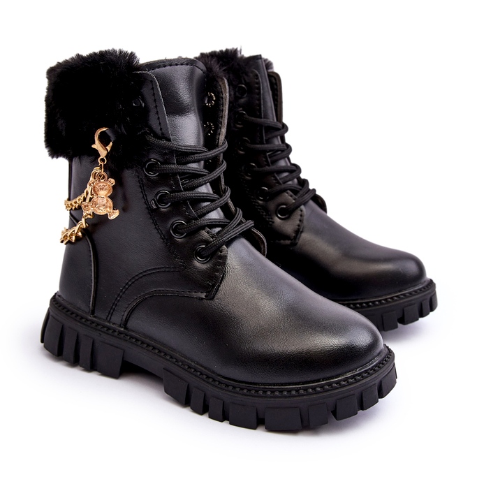 Bottes pour enfants isolés en cuir avec une chaîne noire 1