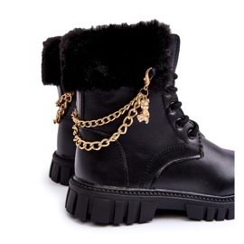 Bottes pour enfants isolés en cuir avec une chaîne noire 2