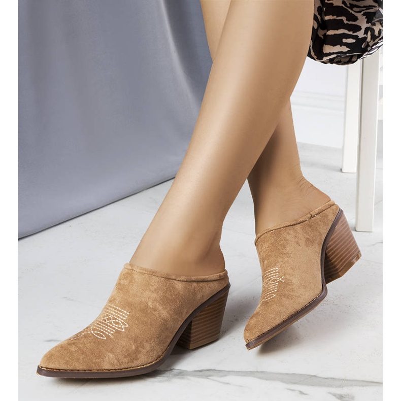 Claquettes beiges à devant intégré de Linda 1