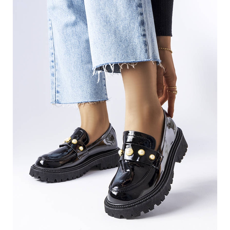 Chaussures en cuir verni noir avec perles Serlait blanche 1