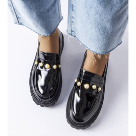 Chaussures en cuir verni noir avec perles Serlait blanche 2