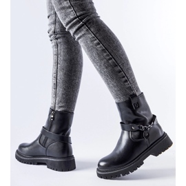 Bottes isolées noires avec une chaîne de Smithsons 1