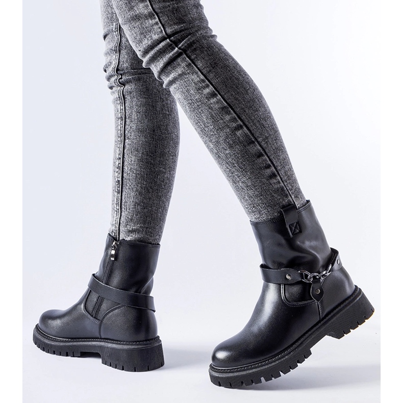 Bottes isolées noires avec une chaîne de Smithsons le noir 1