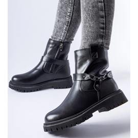 Bottes isolées noires avec une chaîne de Smithsons le noir 2