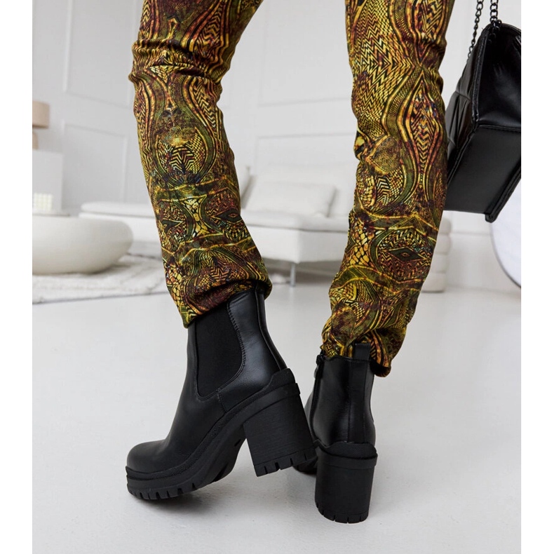 Bottines noires à talons bas de Layman 1