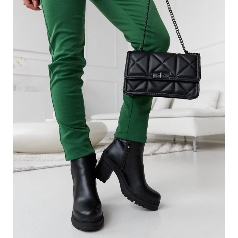 Bottines noires à talons bas avec passant de ceinture par Favale 1