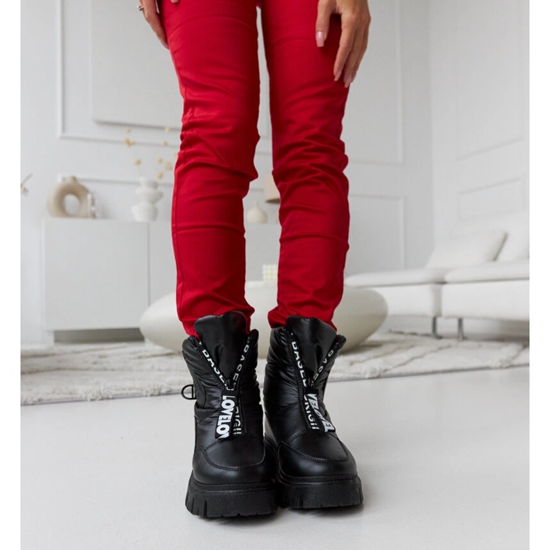 Bottes de neige isolées noires avec inscriptions Eulalia le noir 1 Bottes de neige isolées noires avec inscriptions Eulalia le noir 1