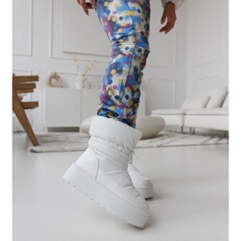 Bottes de neige isolées blanches sur la plateforme Polk 2