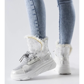 Bottes de neige Stringer isolées blanches et argentées 2