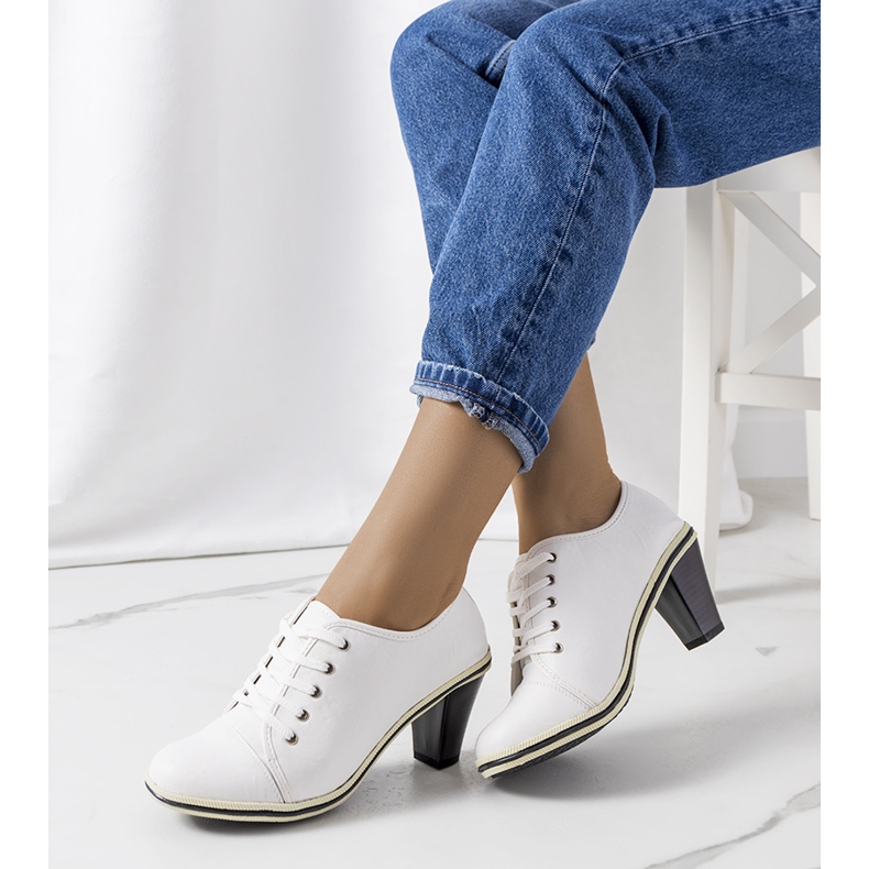 BM Chaussures blanches sur le post Filra 1 BM Chaussures blanches sur le post Filra 1