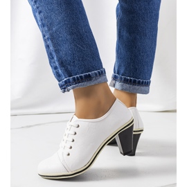 BM Chaussures blanches sur le post Filra 2 BM Chaussures blanches sur le post Filra 2