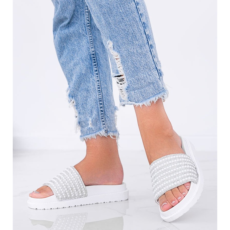 Les chaussons blancs richement décorés de Trisha 1