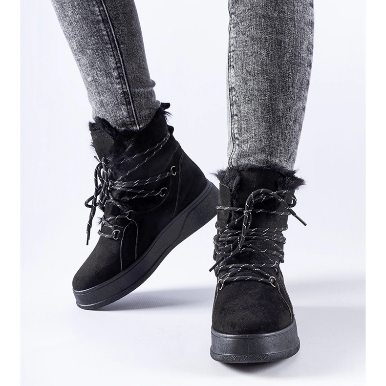 Bottes de neige noires sur la plateforme Rancourt 1