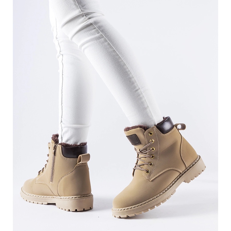 Travailleurs Leonardo classiques isolés beiges 1