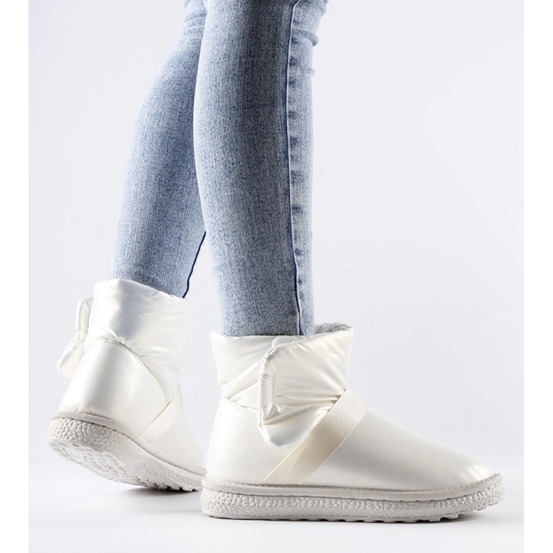 Bottes de neige courtes brillantes beiges de Delaune 1