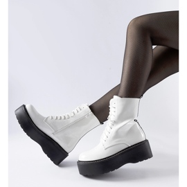 Ouvriers laqués blancs sur la plateforme Leos blanche 1 Ouvriers laqués blancs sur la plateforme Leos blanche 1